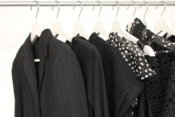 夏の葬儀の服装サムネイル
